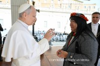 Presidenta da Funai Joenia Wapichana se reúne com o Papa e reforça a importância de defender a vida e os direitos dos povos indígenas