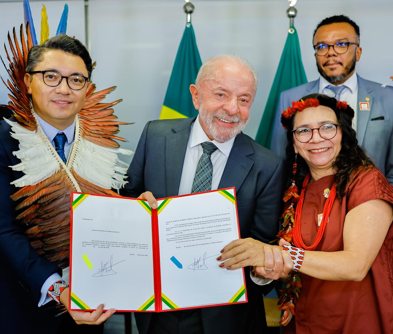 Presidente Lula com autoridades