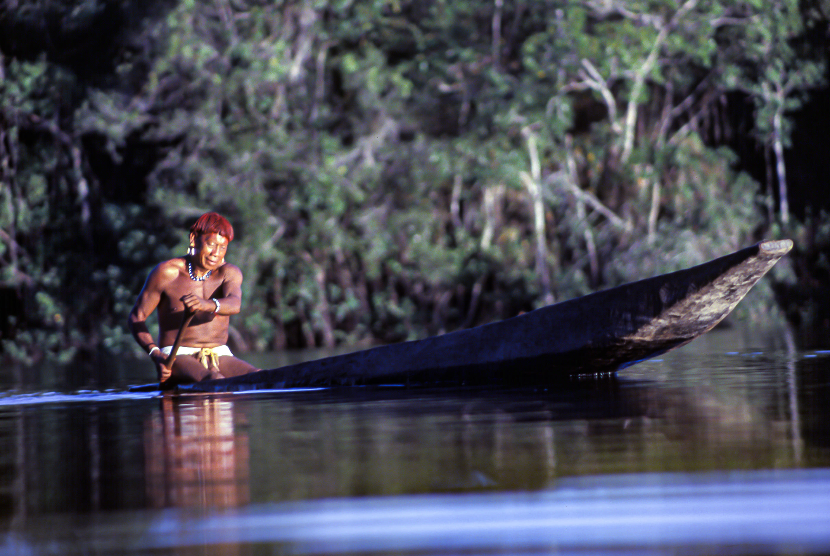 Na imagem, indígena da Aldeia Moygu navegando em sua canoa