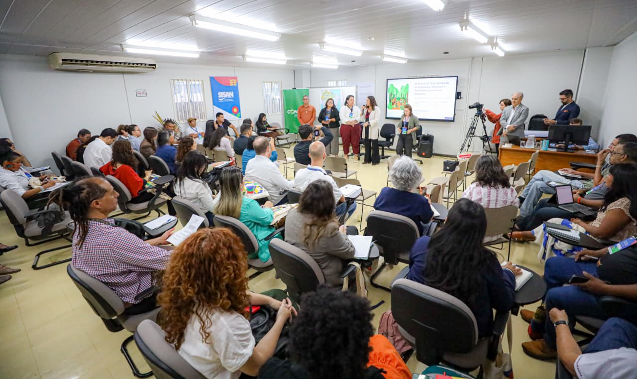 Várias pessoas em uma sala