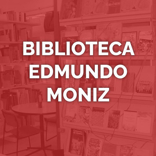 Imagem com filtro vermelho translúcido. Ao fundo, imagem de cadeira, mesa e estante de livros em uma biblioteca. Texto: "BIBLIOTECA EDMUNDO MONIZ".
