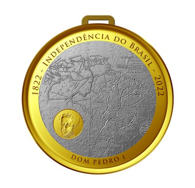 Imagem apresenta um círculo grande representando medalha prata com borda dourada. Na parte de cima há uma alça para colocar a fita da medalha. No meio, na parte prateada, há um mapa do Brasil de 1822 em relevo com as demarcações da época. Na parte inferior esquerda, ao lado do mapa, há um círculo pequeno dourado com o rosto em relevo de Dom Pedro I. Ao redor, na borda dourada, na parte de cima, está escrito 1822 independência do Brasil 2022 em letras maiúsculas. Na borda, abaixo, a palavra Dom Pedro I aparece em maiúsculo também.  