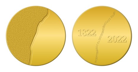 imagem apresenta dois círculos dourados representando a frente e o verso de uma medalha. Na parte da frente, um círculo com uma linha torta no meio cortando de cima abaixo representando a geografia do riacho do Ipiranga. Do lado esquerdo da linha, uma textura e do lado direito liso. No verso, a mesma linha torta, que representa o riacho, é desenhada por letras formando a frase Bicentenário da Independência do Brasil. Dessa vez, ambos os lados são lisos. Do lado esquerdo, os números formando o ano 1822 em tamanho grande. Do outro, 2022 grande também. 
