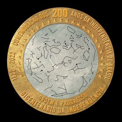 Imagem de um círculo representando uma medalha prateada com a borda grossa dourada. No centro prateado, linhas formam uma constelação posicionada exatamente como ao meio-dia de 7 de setembro de 2022. Na lateral dourada, 27 estrelas em alto relevo circulam a parte de cima representando os 26 estados e o Distrito Federal do país. Acima das estrelas, está escrito 1822-2022 comemoração dos 200 anos da independência do Brasil em letras grandes e maiúsculas, em alto relevo. Na borda, na parte debaixo, as palavras ordem e progresso bicentenário da independência aparecem em letras maiúsculas e grandes. 