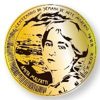 Imagem de um círculo representando uma medalha dourada. No centro, linhas pretas finas formam o rosto da artista Anita Malfatti. Ela está olhando fixamente para a frente e seus lábios estão fechados. Próximo ao pescoço da artista, está escrito Anita Malfatti em maiúsculo. Atrás do rosto, as linhas pretas formam uma paisagem. Ao redor da medalha, está escrito em letras maiúsculas “Centenário da Semana de Arte Moderna 1922, 2022”. Também ao redor, do lado esquerdo, várias linhas finas pretas circundam a lateral.