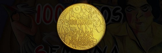 Imagem de um círculo representando uma medalha dourada. Ela é toda desenhada por linhas que formam relevo de imagens de obras como Abaporu e Os Operários. Há, também, o rosto de Anita Malfatti e desenhos de outras obras da época. Ao centro, estão as palavras 100 anos por cima das imagens. Logo abaixo, a frase “semana de arte moderna” em letras grandes e maiúsculas. 