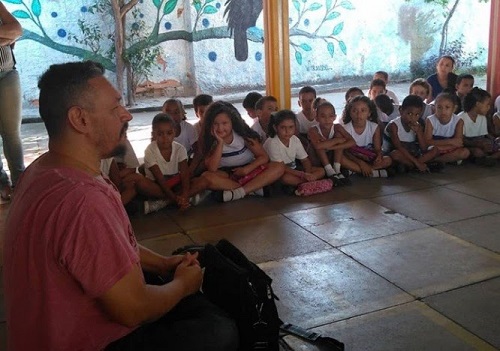 Alberto de Avyz ministra oficina em escola pública. Foto Thiago Câmara de Paula