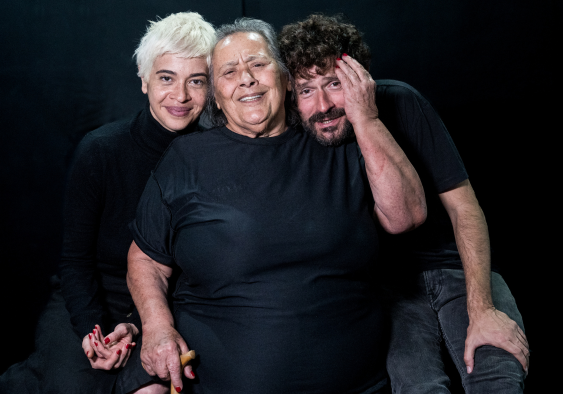 Ao Centro Teuda Bara; esqu.,Babi Amaral; dir. Alexandre Cioletti_Teatro_Quando a noite chegar_Funarte MG_junho 2023_Foto: divulgação