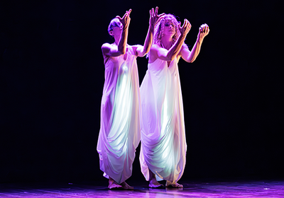 O espetáculo, que acontece nos dias 13 e 14 de março, às 19h, no espaço da Funarte, no Rio de Janeiro, mescla as linguagens de dança, performance, teatro, artes visuais e videoarte