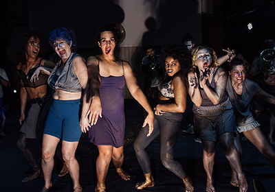 Espetáculo tem como ponto de partida o histórico e as políticas socioculturais desenvolvidas desde 2017 pelo grupo no Teatro de Contêiner e a dramaturgia da peça Epidemia Prata (2018)