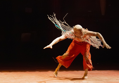 O solo interpretado pelo ator Allex Cardozo estará em cartaz nos dias 27 e 28 de outubro no Complexo Cultural Funarte SP. Os ingressos estão à venda na Sympla