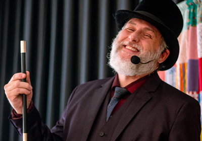 Evento acontece no dia 15 de abril, na Funarte SP, e reúne grandes nomes da mágica em um espetáculo interativo e cheio de surpresas