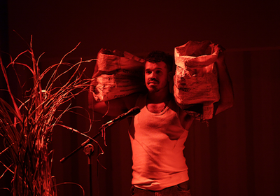 Criado e interpretado pelo ator e dramaturgo Edu Rosa, o espetáculo fica em cartaz de 02 a 19 de abril, na Funarte SP. Ingressos à venda na Sympla