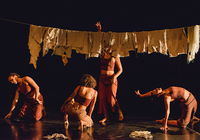 Artistas dançam com panos usados no cotidiano em “Prosas Ordinárias”, no Teatro Cacilda Becker