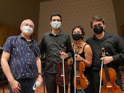 O compositor Pauxy Gentil-Nunes com Eder Grangeiro, Helena Piccazio e Tiago Vieira. Foto Walda Marques - 15.11.2021