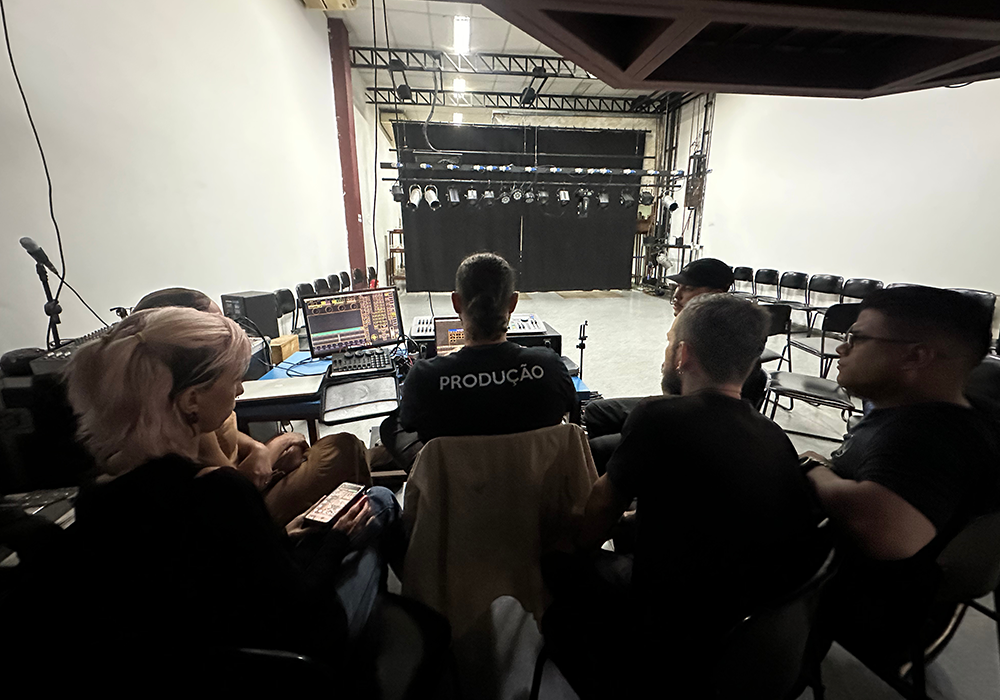 O artista iluminador especialista João Gioia realiza a oficina intensiva para iniciantes no equipamento, de 26 a 28 de janeiro, no espaço do CTA, no Rio de Janeiro.