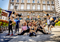 Formandos da Escola Nacional de Circo encenam o espetáculo URUTU, em picadeiro montado na área externa do CCBB Rio