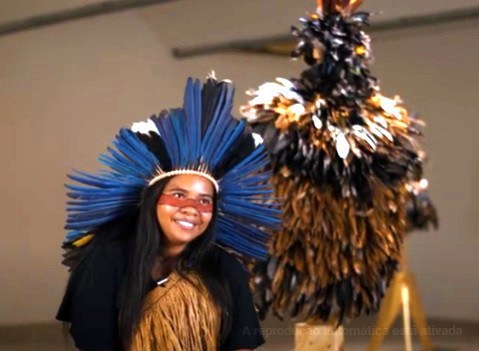 No material em vídeo, Glicéria fala um pouco sobre a própria trajetória de vida e sobre todo o caminho de pesquisa e confecção do manto tupinambá (Reprodução)