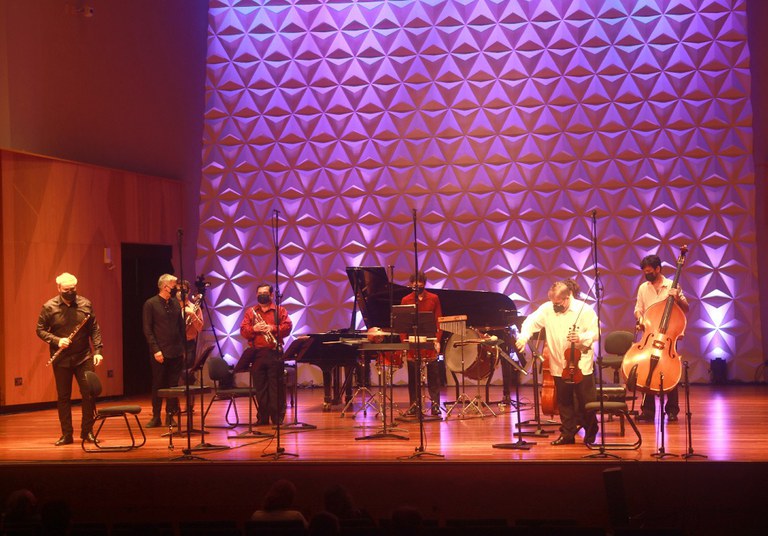 O Cron Ensemble, para a interpretação da obra de Bruno Cunha, ''Contrapponto Dialettico Abaporu para flauta e piccolo, clarinete baixo, trompete, violino, violoncelo , contrabaixo e percussão''. Foto Walda Marques