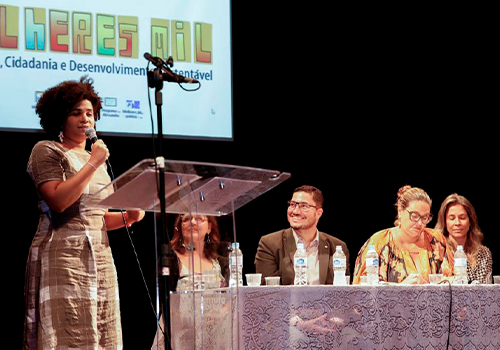 A diretora de projetos da Funarte Laís Almeida representa a Presidência da fundação na cerimônia da Aula Magna do Programa Mulheres Mil 2024 no RJ_Teatro Dulcina_Foto CGComIFRJ (8)