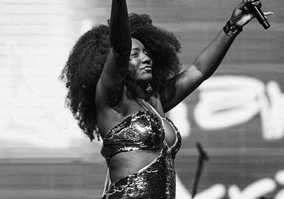 Cantora destacou-se como uma das principais vozes da nova geração do samba