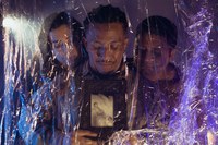 Humor e afeto entre irmãos no Espetáculo “Banho de Chuva”