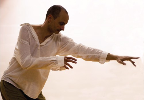 O artista Victor de Seixas apresenta o espetáculo (Renato Toso/Divulgação)