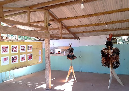 Mantos em exposição na aldeia da Serra do Padeiro (Glicéria Tupinambá)