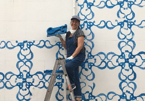 Cristina Suzuki trabalha a multiplicação de um único desenho (Divulgação)