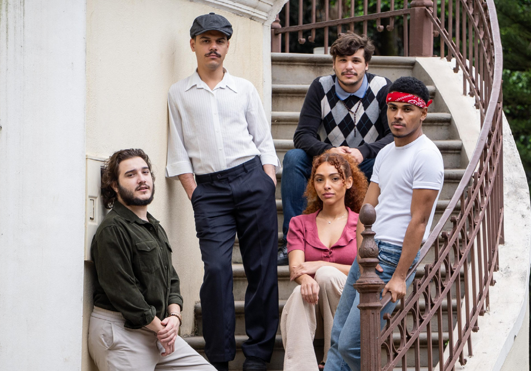 A montagem traz à cena o Brasil dos anos 1980 a partir das memórias e lutas da comunidade LGBTQIAPN+