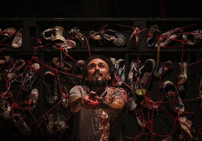 A peça teatral, que utiliza realismo fantástico para apontar a violência contra a juventude negra, tem apresentações gratuitas no Rio de Janeiro, no espaço da Funarte.