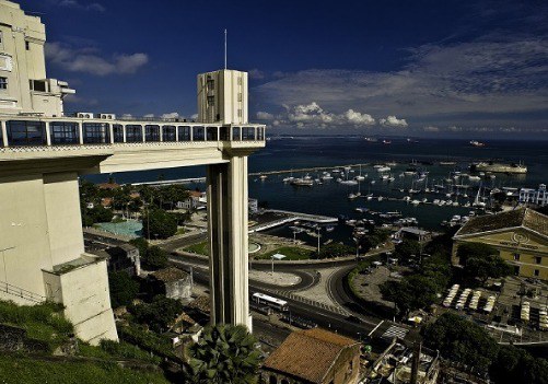 O Elevador Lacerda e a Baia de Todos os Santos. Crédito: Embratur