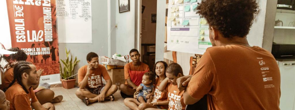 Jovens moradores de comunidade de Vitória (ES) participam de oficinas de audiovisual e empreendedorismo, com ênfase em marketing digital e economia criativa