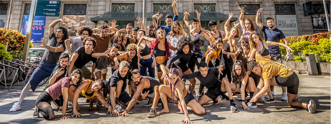 Formandos da Escola Nacional de Circo encenam o espetáculo URUTU, em picadeiro montado na área externa do CCBB Rio