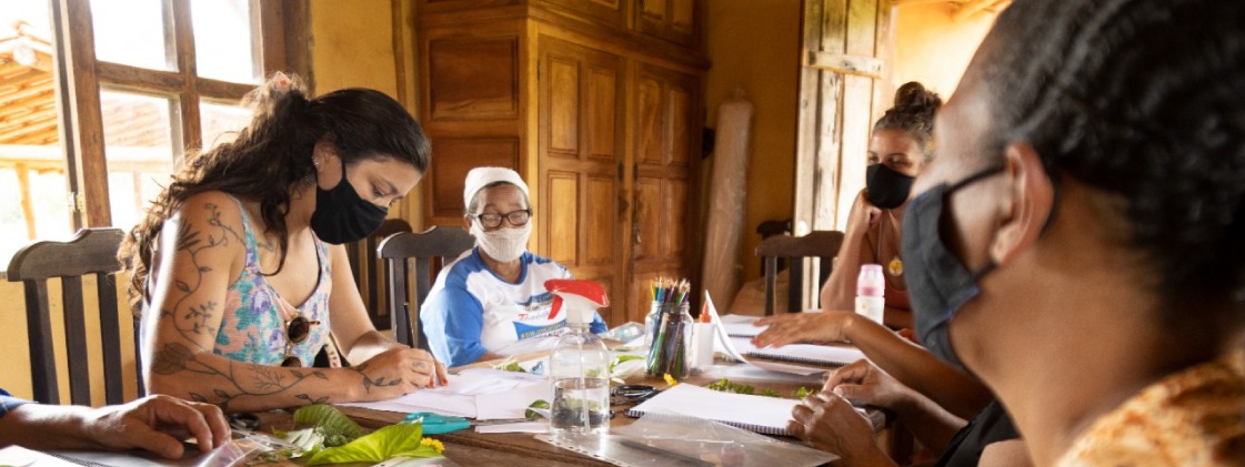 Projeto premiado pela Funarte capacita catadores de recicláveis e bordadeiras no interior de MG, impulsionando a economia criativa