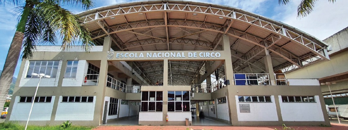 Escola Nacional de Circo Luiz Olimecha, no Rio, saúda seus novos talentos!