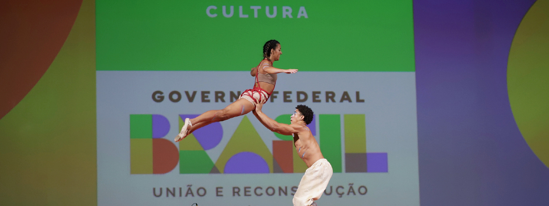 Alunos e profissionais da Escola Nacional de Circo têm encontro com presidenta da Funarte