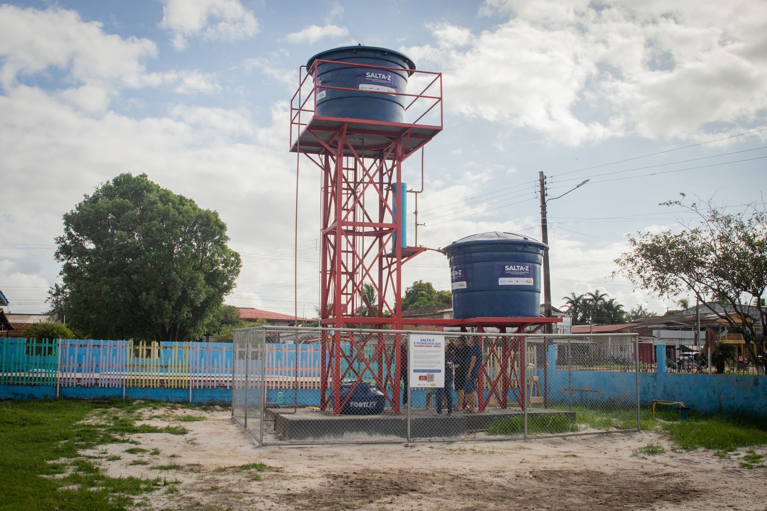 Torre metálica vermelha com caixas d'água azuis da tecnologia Salta-Z.