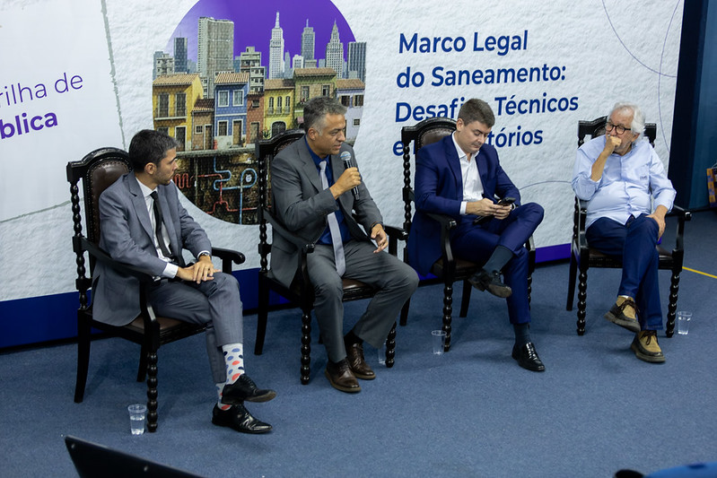 Quatro palestrantes de terno participam de painel sobre o Marco Legal do Saneamento.