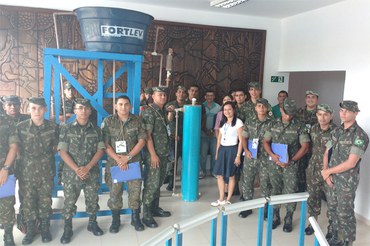 Luana Mesquita (ao centro), bióloga responsável por ministrar o curso aos militaresFoto: Suest/RR