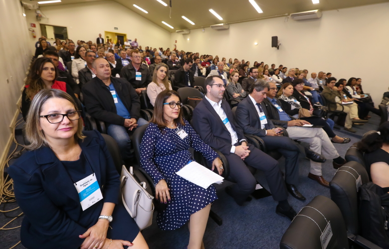 Cerimônia de abertura lotou o César Lattes. Evento reuniu técnicos municipais, estudantes, professores e representantes da Funasa.