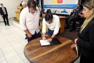 Presidente da Funasa, Rodrigo Sergio Dias, assinando termo aditivo do convênioFoto: Suest/SE