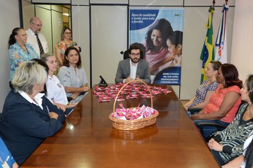Rodrigo Sergio Dias e servidoras da FunasaFoto: Edmar Chaperman