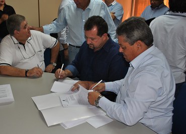 O superintendente Marco Aurélio Santullo em ato de assinatura de termo de doação para Ribas do Rio PardoFoto: Suest/MS