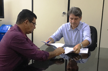 Superintendente em Alagoas assinando termo de doação junto a prefeito alagoanoFoto: Suest/AL