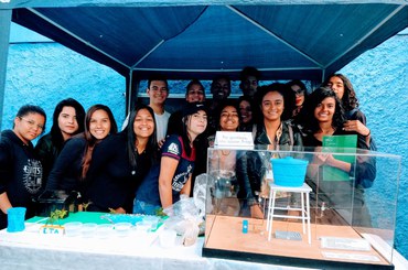Consultora da Funasa, Fernanda Pereira de Souza, compartilhando informações com alunos brasilienses.Foto: Amanda Miguel