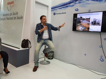 Técnico do departamento de Saúde Ambiental, Antonio Carlo, apresentando sobre atuação em desastresFoto: Aline Clarinda