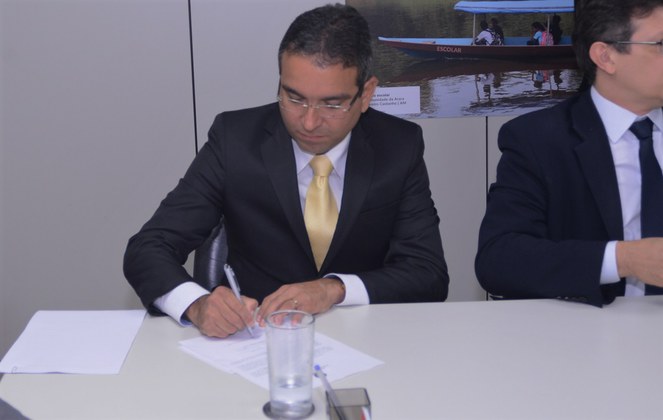 Márcio Cavalcante assinando Termo de Posse