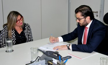 Rodrigo Sergio Dias assina Termo de Posse da nova diretora do DesamFoto: Amanda Miguel