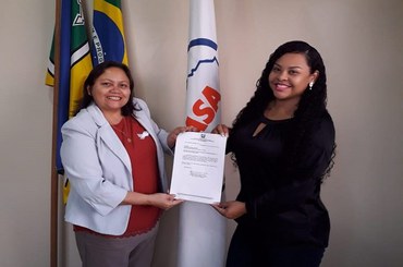 Da esquerda para a direita: Girlene Chucre, Superintendente Estadual da Funasa no Amapá, e Carolina Furtado, representante do Município de Tartarugalzinho.